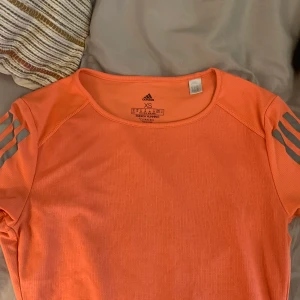 Adidas training t-shirt - Neonorange Adidas tröja med reflexer. Köpt på Adidas. Bra passform.  