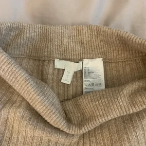 Sköna nude byxor - Sköna nude byxor i stretch. Från H&M. Långa och raka. 
