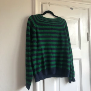 Stickad tröja  - Stickad tröja i väldigt skönt material. Är blå och grön