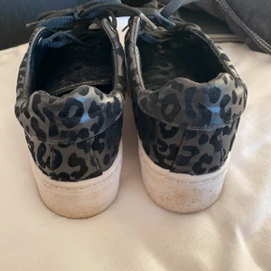 Svarta Sneakers med samets leopard mönster  - Säljer mina jätte snygga topshop skor, som då blivit försmå för mig. Köparen står för frakten!
