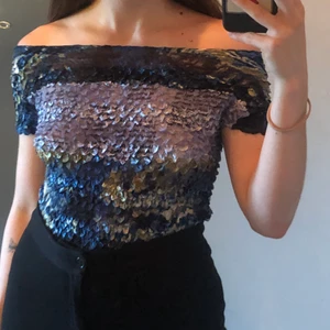 Popcorn/ bubble shirt - En blå tröja o väldigt stretchigt material. Passar XS-L beroende på hur man vill att den ska sitta. Går att ha både ”normalt” och off-shoulder