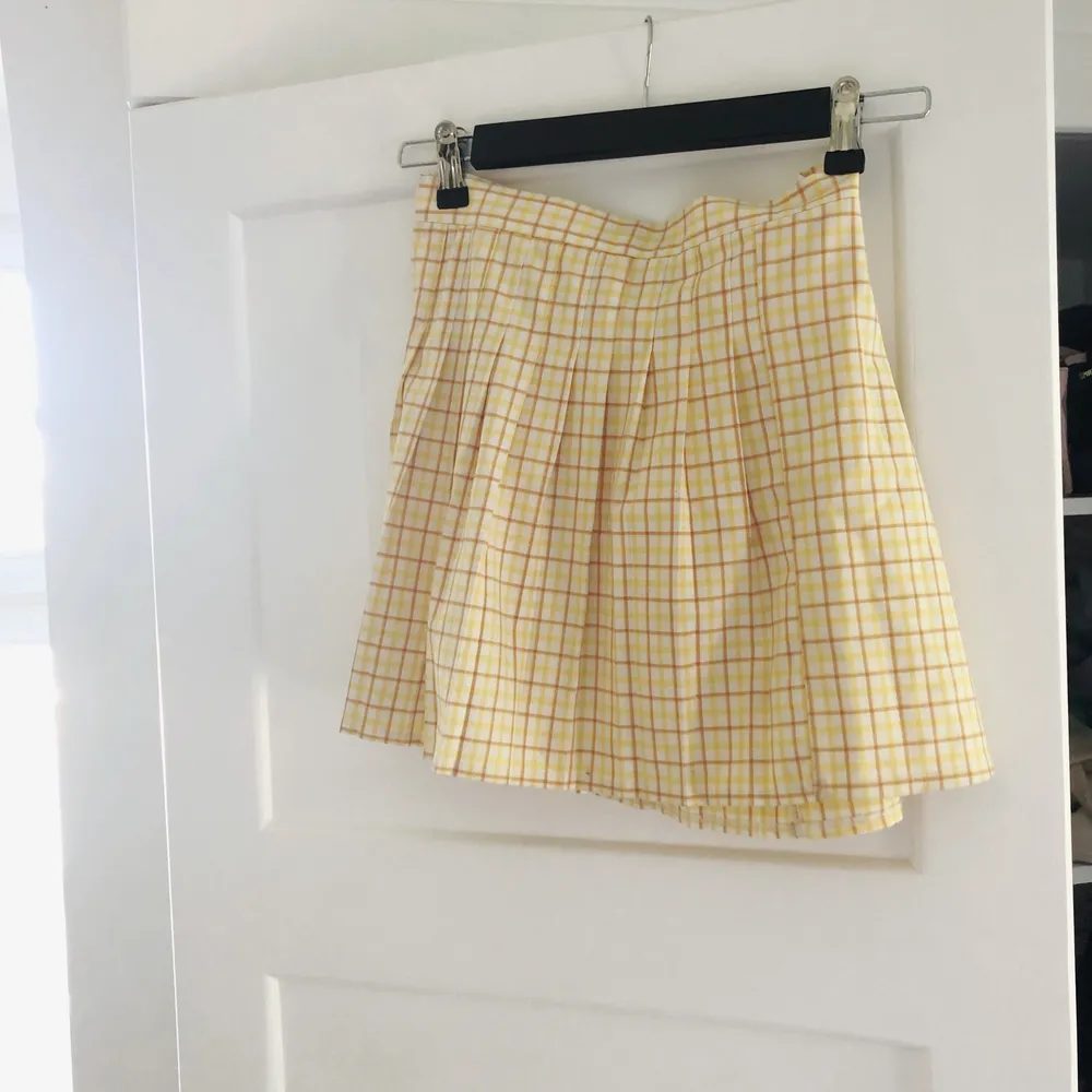 As härlig sommar kjol från Urbanoutfitters, i Xs💛💛 nypris 350. Kjolar.
