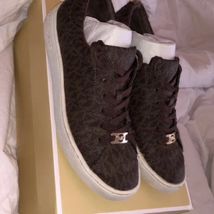 Michael Kors skor - Storlek 37, säljer pga att de inte används! Lite smutsiga dätfram men kan tvättad bort, utöver det i helt perfekt skick!💕pris kan diskuteras 