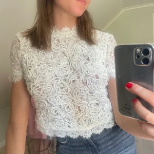 Topp - Superfin vit blus eller finare topp från zara med många fina detaljer. I nyskick. 