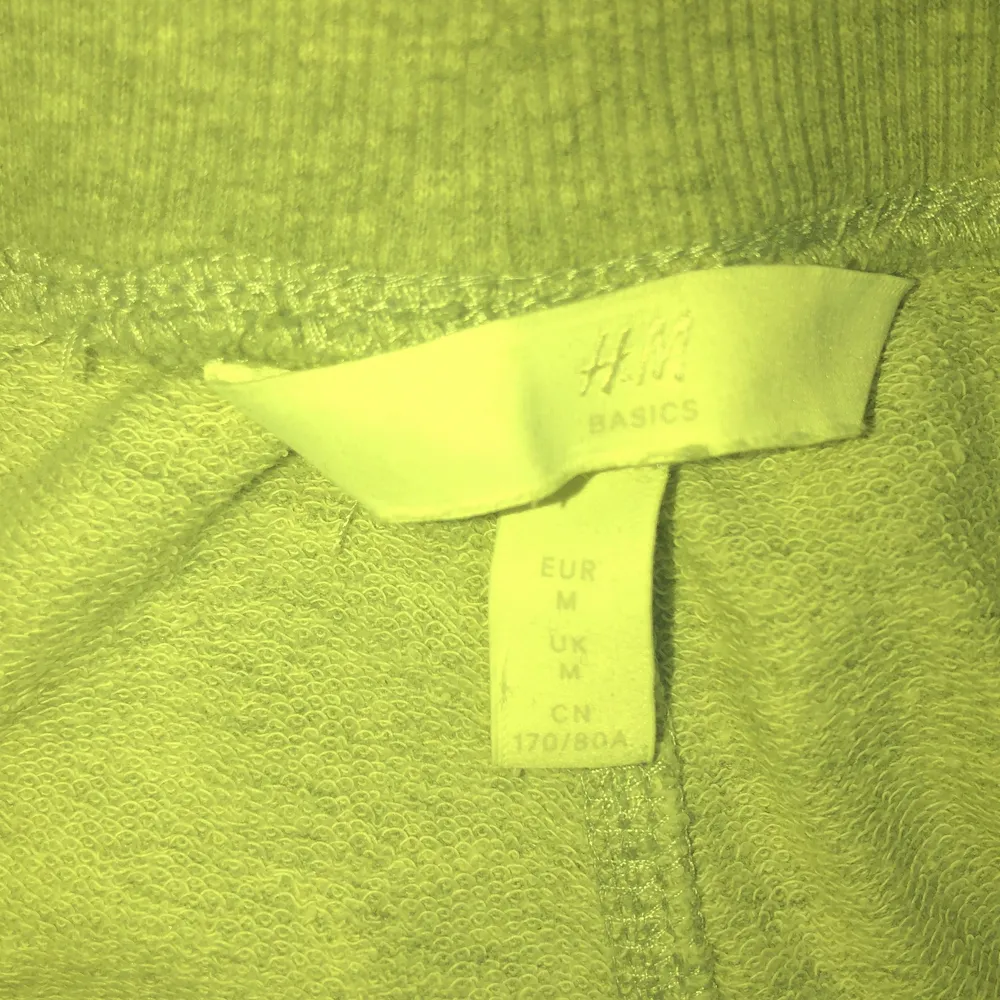 Strl M. Använd 2 ggr. Köpte för 150kr. Jeans & Byxor.