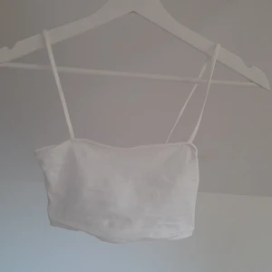 Vitt linne - Vitt linne från HM. Endast prövad då den var för liten för mig. Finns någon sminkfläck men går enkelt bort i tvätten :)