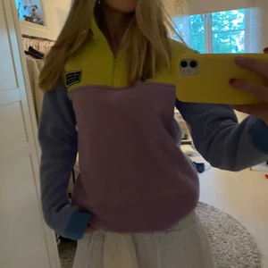 Mjuk fleece tröja - Jättemjuk och skön fleece tröja som är perfekt till sommarkvällar, fråga gärna frågor💕💕