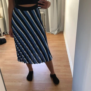 Plisserad kjol, storlek S - Plisserad, randig kjol från H&M i storlek S. 60kr.  Kan mötas i Linköping annars tillkommer frakt 😊