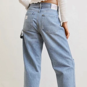hm x lee jeans - as snygga jeans från hm:s kollektion med Lee. storlek 36 säljer för 400kr eller bud, kan tänka mig byta mot ett par 34