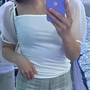 Puffärmad tröja - Vit puffärmad tröja som aldrig har använts. Genomskinlig men jätte fin. Stor i stoleken. Frakten tillkommer 