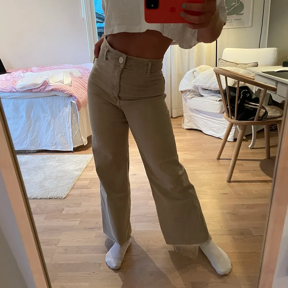 Beige jeans från Zara som är använda ytterst fåtal gånger, stl 36 . Jeans & Byxor.