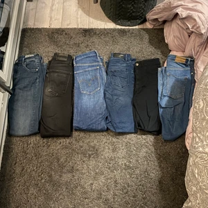 Skinny jeans - 1. crocker 27x32 50kr 2. levis mile high 25x30 200kr 3. levis mile high 26x30 150kr 4. never denim XS 50kr 5. bikbok S 50kr 6. gina tricot molly S 50kr ☺️ Alla är skinny jeans med hög midja. Alla är mer eller mindre stretchiga.