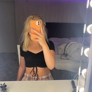 Svart zara topp strl s - Jätte fin sommar topp från zara🥰 lappen är kvar och den är bara testad på aldrig använd❤️ skriv privat eller skriv ett bud i komentarena om intresserade❤️