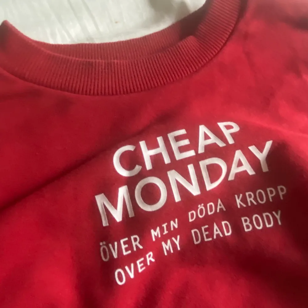 Röd långärmad tröja från Cheap Monday som har så jävla najs tryck, säljer vidare då röd inte är min färg 😢❤️‍🔥. Tröjor & Koftor.