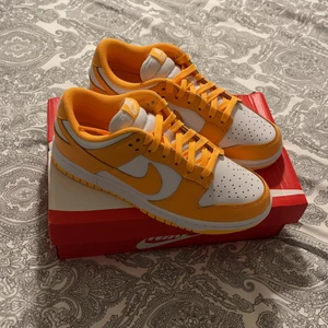 Nike Dunk - Laser Orange - Hej 👋🏽 Säljer ett par helt nya Nike Dunks i storlek 38. Köpta från hemisdan Size?, kvitto finns!  Hojta om du vill ha fler bilder eller har några frågor. Tack! 💫 