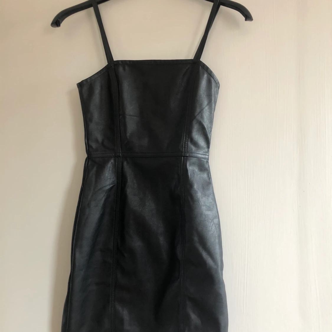 Svart klänning i läderimitation  - 90