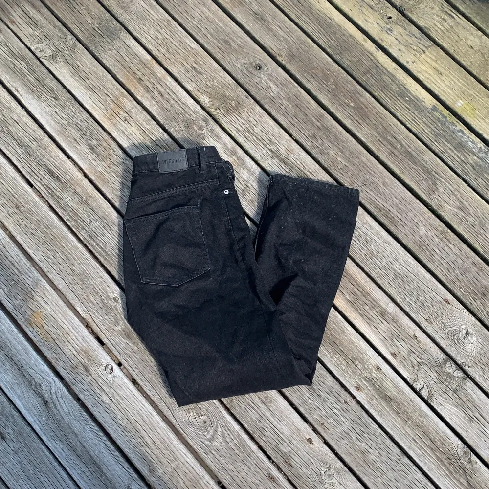 Ett par svarta jeans från Weekday i modellen voyage (se bild 2). Köpta här på plick men aldrig använda av mig då jag köpte större storlek istället! Strl 29/30🥰. Jeans & Byxor.