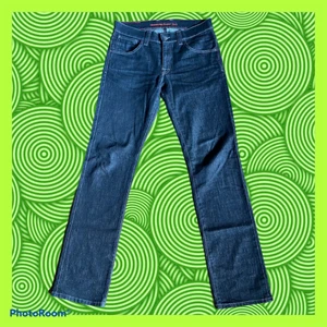 Vintage loose jeans - Köpta från secondhand. Färgen är svart, gråa och röda sömmar. Sitter ungefär som Levis 501. Säljer pga de ej kommer till användning. För fler bilder skriv privat!