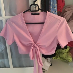 SHEIN tröja - SHEIN tröja i storlek S, skit fin och verkligen nu till sommarn, tyvärr känner jag mig inte bekväm i sånna tröjor vilket är så synd