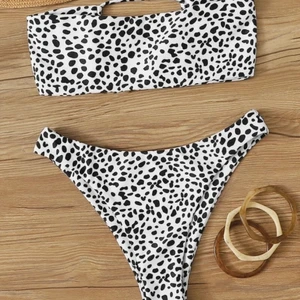 Bikini🌸 - Super söt bikini helt oanvänd bikini. Toppen är bandeau med en justerbar knytning där bak🌸  Mötas upp i umeå eller står köparen för frakten