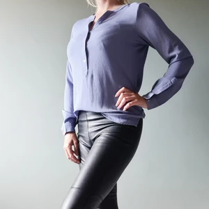 Lila blus från Jacoueline de young - Fin lila blus i nyskick, storlek S från Jacoueline de young.
