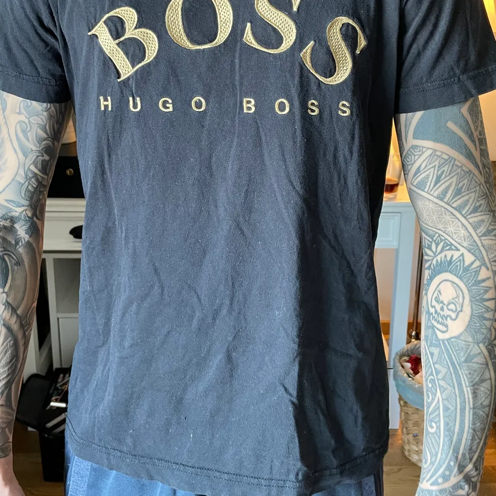 Hugo Boss t-shirt i storlek S. Bra skick. Ordinarie pris runt 550-600, mitt pris 300. T-shirts.