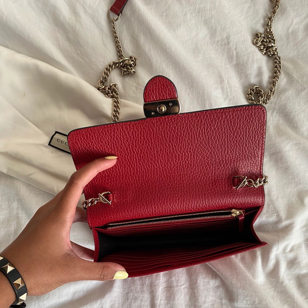Säljer denna röda gucci väskan i läder (gucci interlocking chain wallet bag) en plånbok som man kan använda den som en crossbody bag. Nypris är ca 10k, köpt i gucci butiken i Hamburg. Använt ett väldigt få tal gånger, helt felfritt & nästan som ny. Hittar tyvärr inte boxen men dustbagen följer med. Bredd cm:19 Höjd cm:12 Djup cm:4🌹. Väskor.