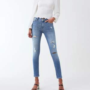 Super fina jeans som är helt oanvända, har fortfarande prislapp på! Köptes för 499 från Gina tricot i modell Kristen, storlek W28. Säljes då de aldrig kommer till användning. Pris kan diskuteras, hör av er vid frågor eller för fler bilder❣️