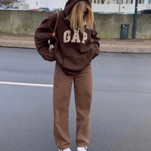 bruna manchesterbyxor  - återpublicerar pga oseriös köpare❗️otroligt fina bruna manchesterbyxor från motelrocks i bra skick. köpta här på plick, men de var tyvärr för korta (bilderna är från förra säljaren). innerbenslängden är 75 cm. nypris 700. köpare står för fraktkostnader (66kr) :) budgivning om fler är intresserade. skriv gärna för fler bilder eller med frågor ❤️