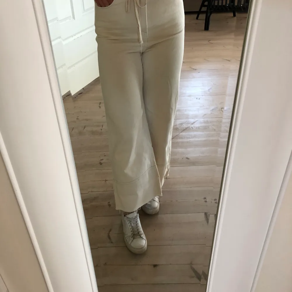 Säljer dessa beigea jeans från weekday. Modellen är SLACK och det är slitningar nere vid fötterna. Jag är 169 cm lång. Det står ingen strl i byxorna men skulle säga att dom passar S/M.  Spårbarfrakt 66kr🌸. Jeans & Byxor.