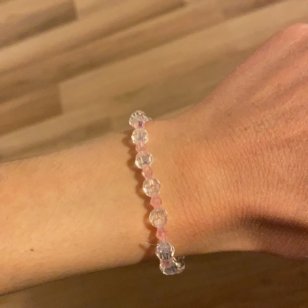 ett rosa-vitt armband med matchande ring till💗🤍 . Accessoarer.