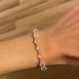 ett rosa-vitt armband med matchande ring till💗🤍 