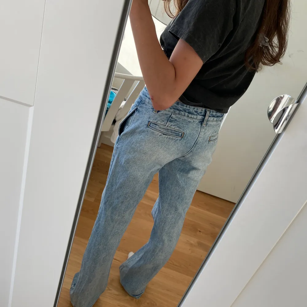 Low-Rise jeans från Brandy Melville. Så coola och perfekta till vår/sommar, men kommer tyvärr inte till användning.  Passar xs-s, jag är 164 som referens. <33  Sålda för 300:-. Jeans & Byxor.