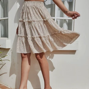 Kjol från shein  - Helt oanvänd kjol som är slutsåld på Shein. Bra kvalite och ser ut som på hemsidan. Storlek S, men fungerar för både större och mindre storlekar. 