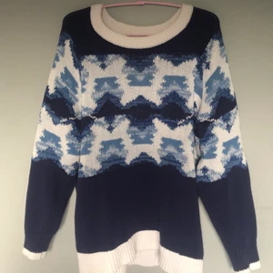 Stickad - En stickad tjocktröja med mönster som knappt är använd(1-2 gånger). Pris: 175kr + frakt