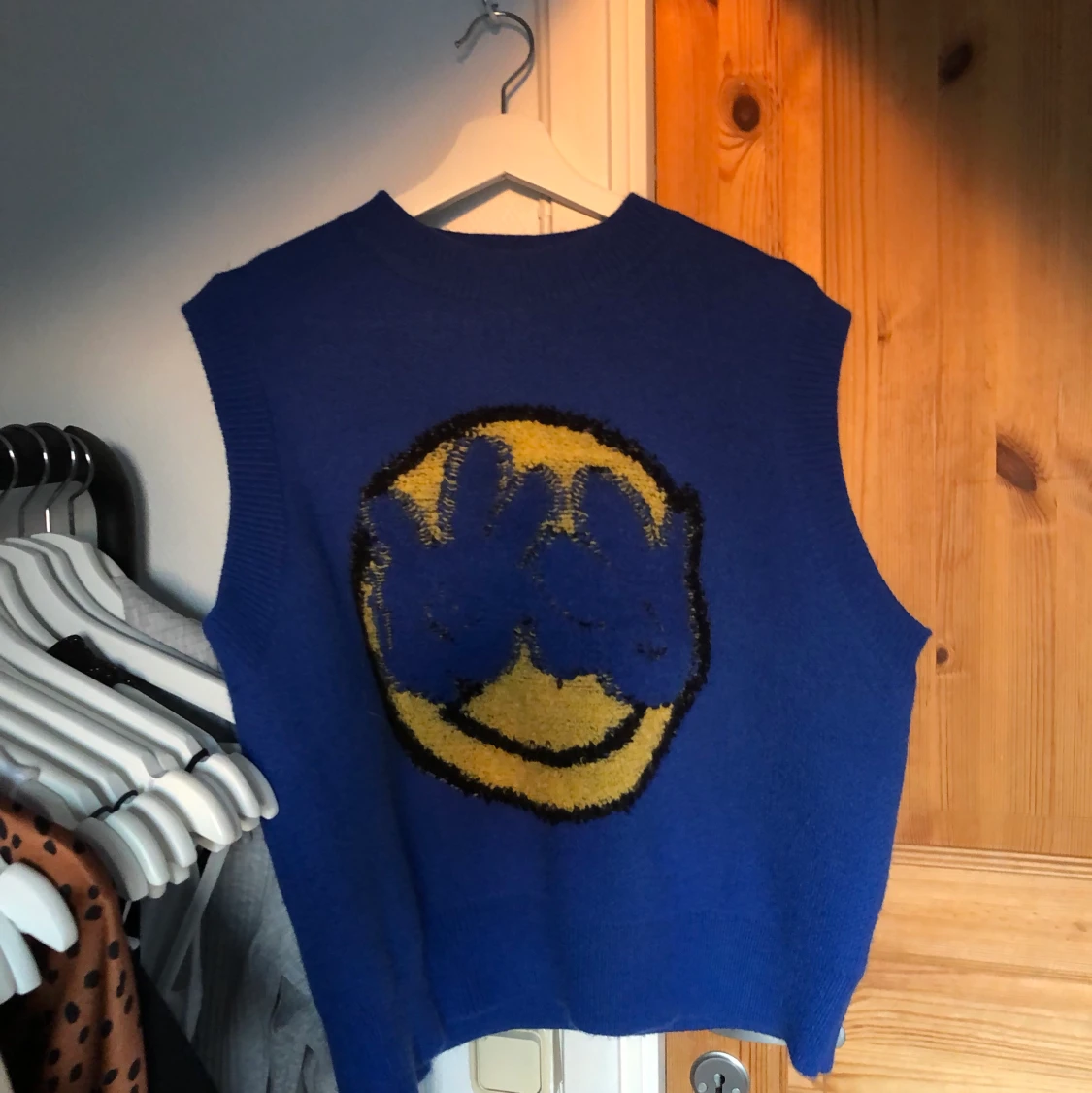 Cool blå väst med smiley på