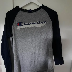 Champion tröja  - En baseball tröja från champion, som är i gott skick. Är i barn strl xl, men är som en xs/s. Jag bjuder på frakten ❤ (tröjan är ljusare i verkligheten)