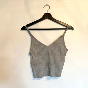 Grå crop top från H&M i stl S, fint skick - H&M, stl S, fint skick • Skickas med posten, frakten kostar 24:-