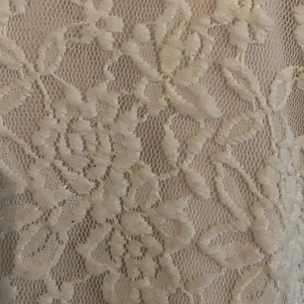 En vit spetsklänning från Kappahl. Den har en relativt figurnära passform😃✨ Köparen står för eventuell frakt!📦 . Klänningar.