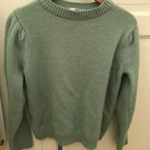 Stickat grön tröja - Säljer denna jättefina gröna stickade tröjan från mango! Den är använd ett par gånger men har inga slitningar. Frakten ingår inte men jag kan även mötas upp!💓