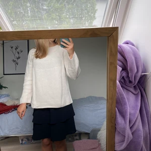 Stickad tröja - Superfin stickad tröja från zara. Kommer aldrig till användning tyvärr men är superfin att ha på lite kallare sommarkvällar. Det är barnstorlek men motsvarar ca xs-s. Supermjuk och jättefin gräddig vit färg! 