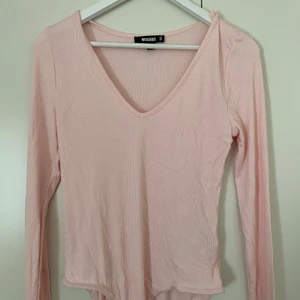 Rosa ribbad body 🌸 - STORLEK: 42 | SKICK: Oanvänd | Rosa ribbad body från Missguided. Aldrig använd! Inköpt förra året 