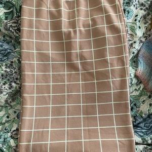 Rosarutig midikjol 🌸 - STORLEK: L | SKICK: Oanvänd | Söt rosarutig midikjol från Shein köpt förra året. ☀️