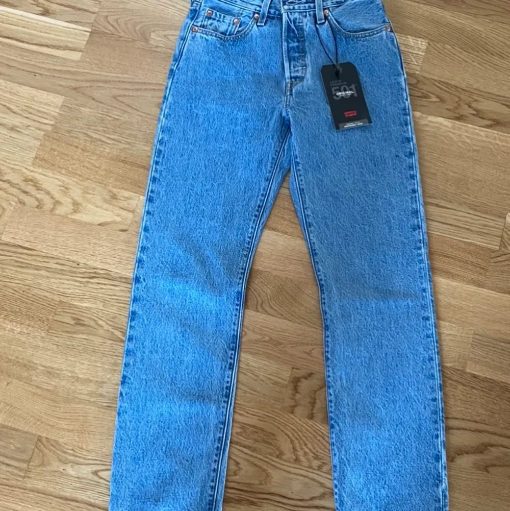 Säljer mina helt nya levi’s jeans i modellen 501. Jeansen är oanvända, säljer då dem är i fel storlek. Prislappen kvar. Frakt ingår inte💕. Jeans & Byxor.