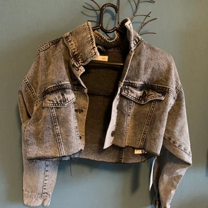 Croppad jeansjacka - Croppad jeansjacka i strlk xs-s från gina, oanvänd och köpt för 499