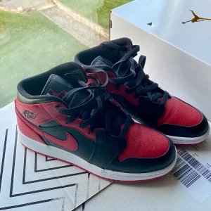 Air Jordan skor i stl 39 - Använda 1 gång, säljer eftersom jag har för många skor haha!  Skickas spårbart med posten som kostar 66:-