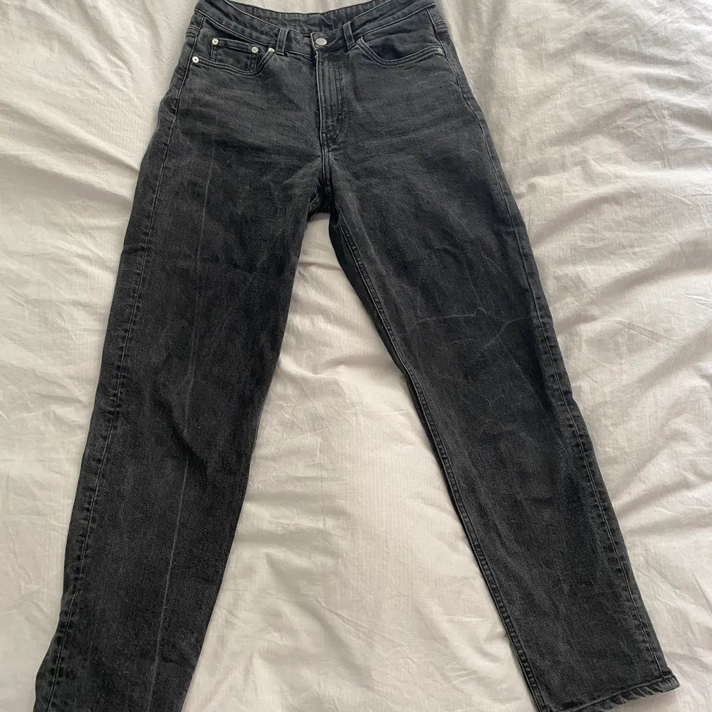 Weekday lash mom jeans, storlek w28 L30. Bra skick!. Jeans & Byxor.