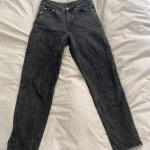 Weekday lash mom jeans, storlek w28 L30. Bra skick!