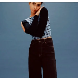 Slutsåld meshtopp fr Zara - Säljer den här populära toppen från Zara. Har bara testat den ett par gången så nästintill ny, lappar finns dock inte kvar. Passar riktigt bra för svala sommarkvällar eller fest! skitsnygg! 