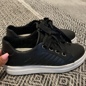 Äkta gant skor storlek 37 - Säljer mina gant skor helt nya använt 1 gång, storlek 37 köpte dem för 1399kr. Säljer för 450